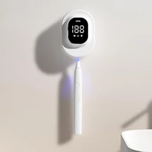 CKPA UV fogkefe sterilizáló és tartó fehér színben, intelligens kijelzővel és fúrás nélküli rögzítéssel